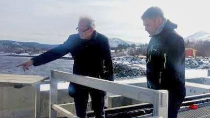 To personer som peker og observerer